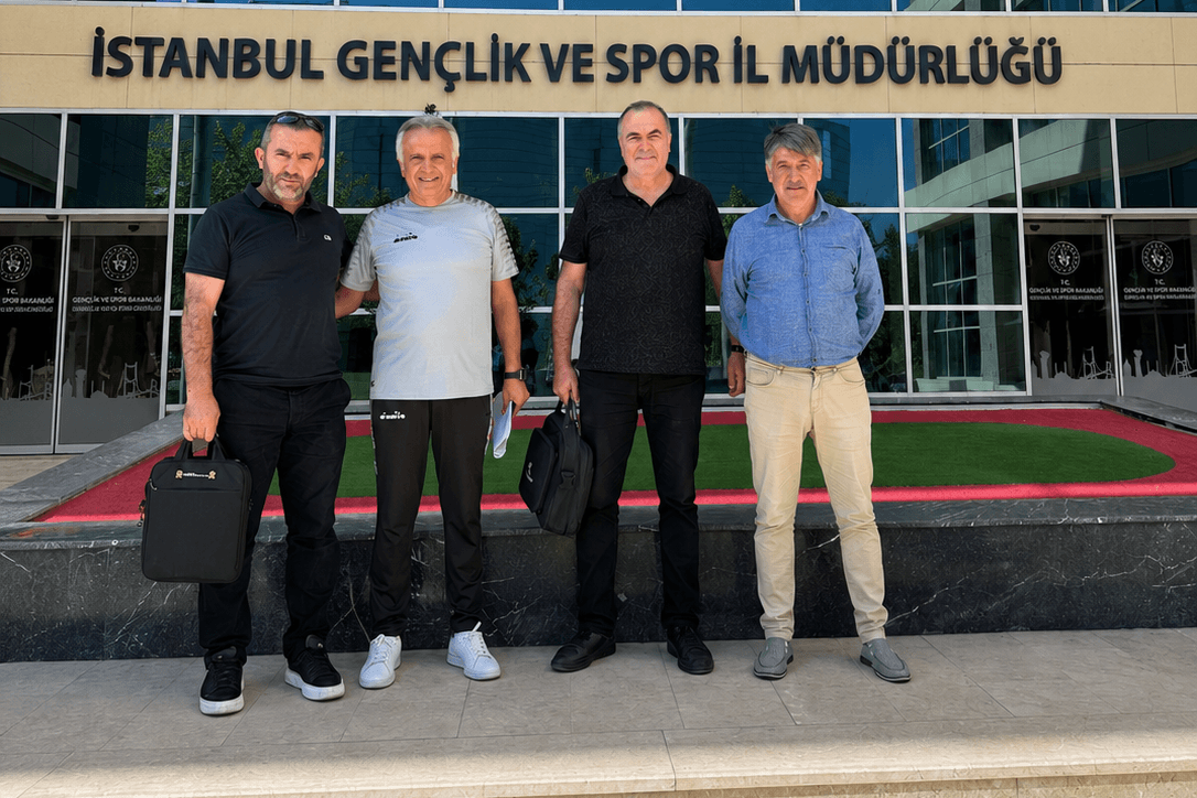 Kulüp temsilcileri İstanbul Gençlik ve Spor İl Müdürlüğü binasının önünde