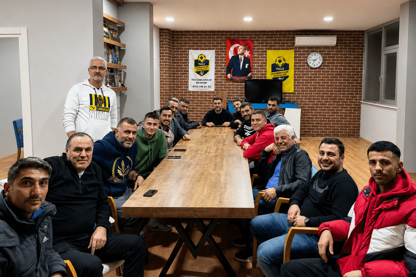 Kulüp lokalindeki uzun toplantı masasının çevresinde oturan Tuzla Siyah Çoraplılar üyeleri